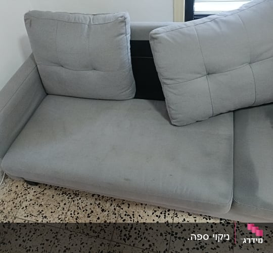 ספה אפורה עם כריות על רצפת אריחים